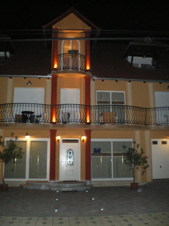 Mediterran-Apartmanok-Harkany Bagian luar foto