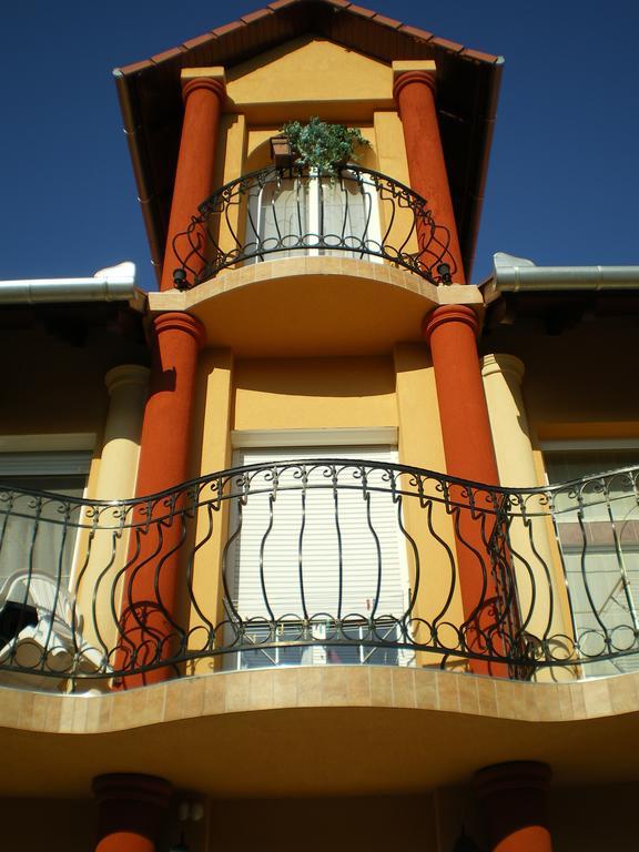 Mediterran-Apartmanok-Harkany Bagian luar foto